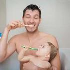 Padre e hijo cepillarse los dientes