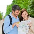 El hombre y la mujer mirando el mapa