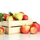 Caja llena de manzanas
