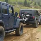 Dos jeeps negros en un camino de tierra