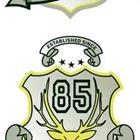Un emblema con el número "85" en él