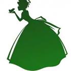 Una figura verde en un vestido de la celebración de algo en su mano y se inclina hacia adelante a la misma