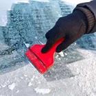 Una persona con un objeto rojo despegar nieve