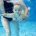 Bebé bajo el agua