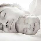 Hombre durmiendo junto a hijo