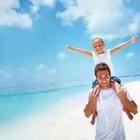 Hijo en hombros de padres en la playa