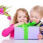 Niños que abren regalo