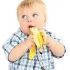 Bebé que come el plátano