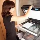 Chica utilizando la fotocopiadora