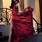 La mujer llevaba elegante vestido rojo caminando por caja de la escalera