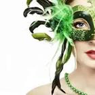 Mujer con máscara verde con plumas