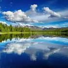 Las nubes se refleja en el lago azul