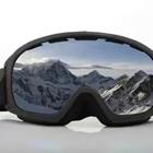 Snowboard y esquí gafas con la reflexión de las montañas