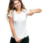 Chica vistiendo la camiseta blanca