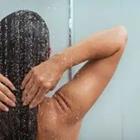Mujer ducharse