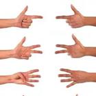 Seis manos que salen con diferentes dedos apuntando