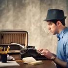 Un hombre con una escritura sombrero negro en su escritorio
