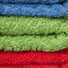 Un grupo de diferentes colores de toallas