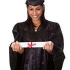 Una mujer la celebración de su diploma
