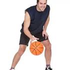 Una persona que juega con una pelota de baloncesto