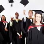 Los graduados de vomitar sus gorras
