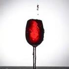 El vino se vierte en un vaso
