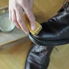 Una persona de limpieza de sus zapatos