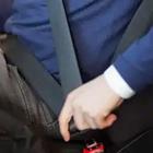 Una persona que pone su cinturón de seguridad