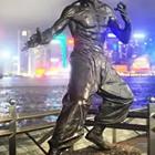 Una estatua de un hombre haciendo karate