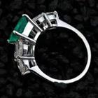 Un anillo con un diamante verde
