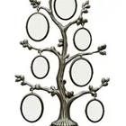 Un marco en forma de árbol con óvalos colgando del lado de ella