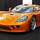 Un coche deportivo de color naranja