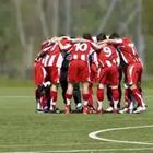 Un grupo de jugadores de fútbol en un corrillo