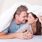 Dos personas bajo las sábanas