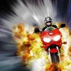 Una persona que conducía una motocicleta con fuego detrás de ellos
