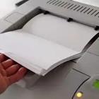 Hojas de papel que sale de una impresora