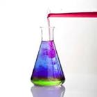 Un vaso química con diferentes líquidos dentro de ella