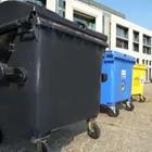 Tres contenedores de basura de diferentes colores