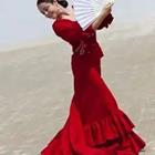 Una mujer en un vestido rojo