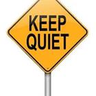 Un cartel que dice "Keep Quiet"