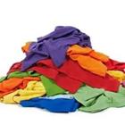 Una pila de ropa de diferentes colores