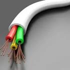 Cables rojo y verde y amarillo colgando de un tubo blanco
