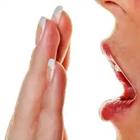 Una persona bostezando y cubrirse la boca desde el lado