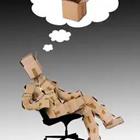 Una persona en cartón sentado en una silla de pensar de algo