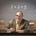 Un hombre sentado un escritorio con un problema de matemáticas incorrecta detrás de él en una pizarra