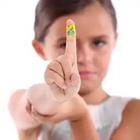Un niño que sostiene allí dedo con una curita