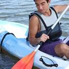 Una persona que monta en kayak