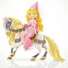 Una figura de dibujos animados sobre un caballo con un vestido de color rosa en