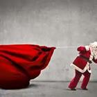 Un Santa Claus tirando una bolsa grande de color rojo