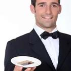 Una persona con un esmoquin sosteniendo un plato